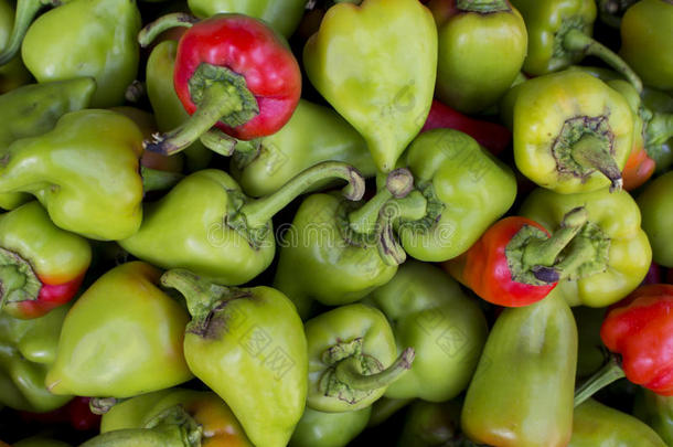 青红椒，甜椒或辣椒图像，一堆绿色和红色辣椒壁纸