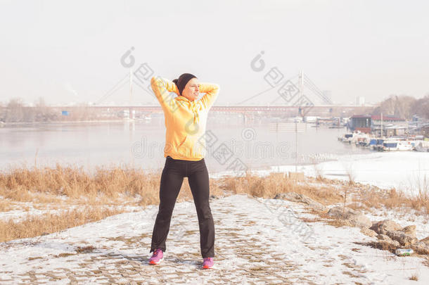 健身妇女冬季活动