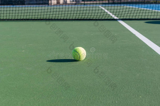 网球场和网球设备的抽象图像