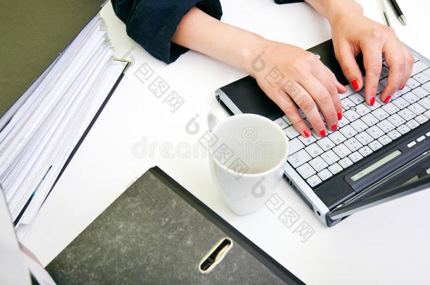 妇女用手在笔记本电脑上打字的特写镜头
