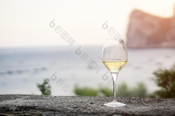 一杯<strong>白酒</strong>，<strong>背景</strong>是索伦托附近的马萨鲁布伦斯海