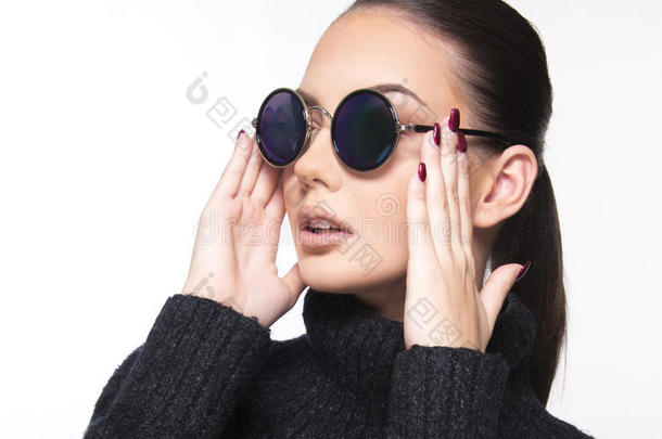 漂亮的女孩戴着夏天的太阳镜和眼睛，穿着紧身的商业概念