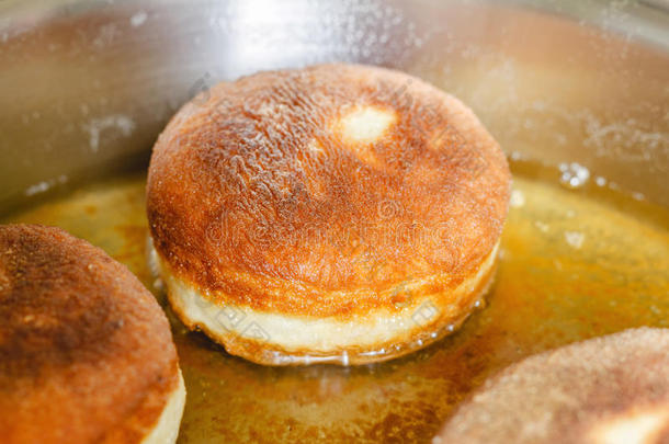 油炸圈饼在深<strong>不锈钢锅</strong>里油炸。