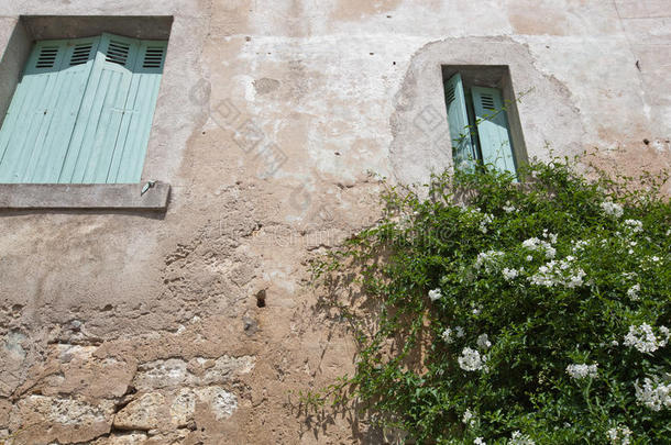 前景为花卉植物的石墙房低角度视图