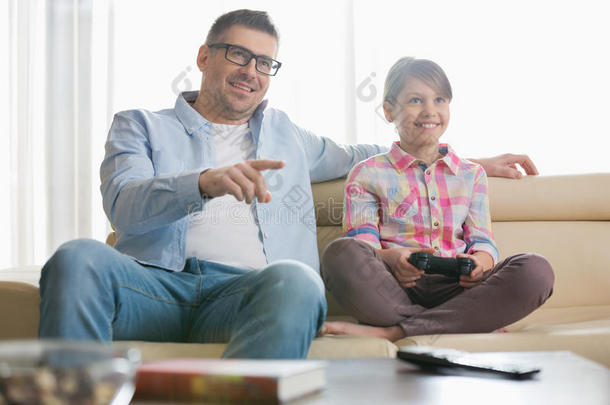 爸爸和女儿在客厅玩游戏