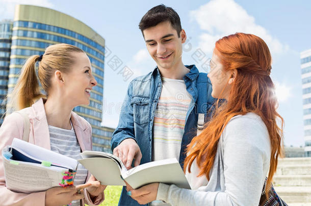 快乐的年轻大学生在户外学习