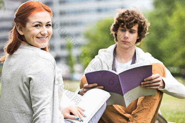 女<strong>青年</strong>与男朋友在大学<strong>校园</strong>里读书