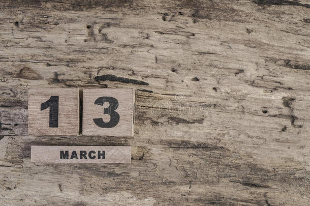 木制背景下三月的立方体日历