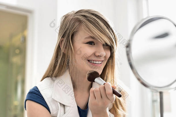女孩在家里对着镜子化妆