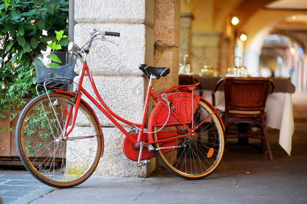 时髦的红色自行车停在德森扎诺德尔加德镇的<strong>一条街</strong>上