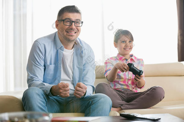 快乐的父女俩在客厅里玩游戏