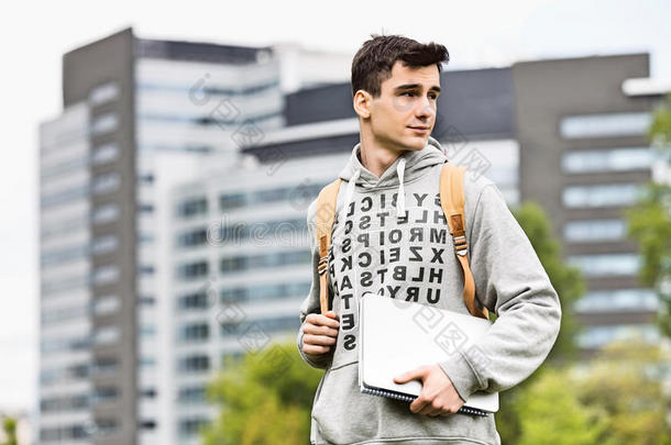 校园里拿着书的男大学生