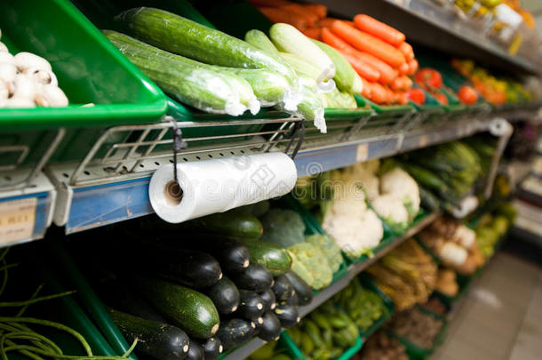 杂货店货架上的各种蔬菜