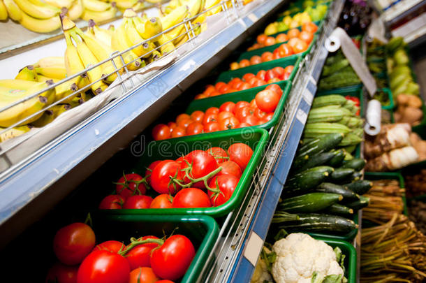 超市里陈列的各种蔬菜水果