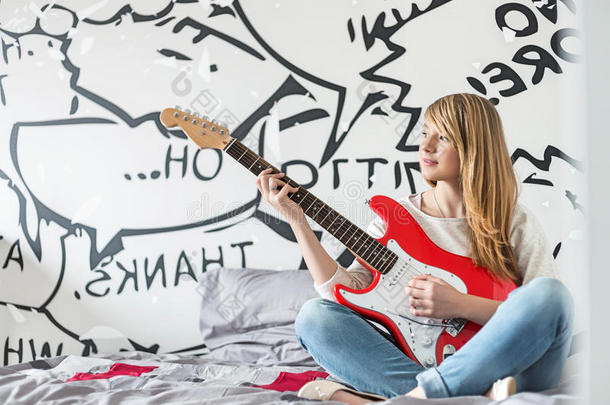 在卧室里弹吉他的少女全长