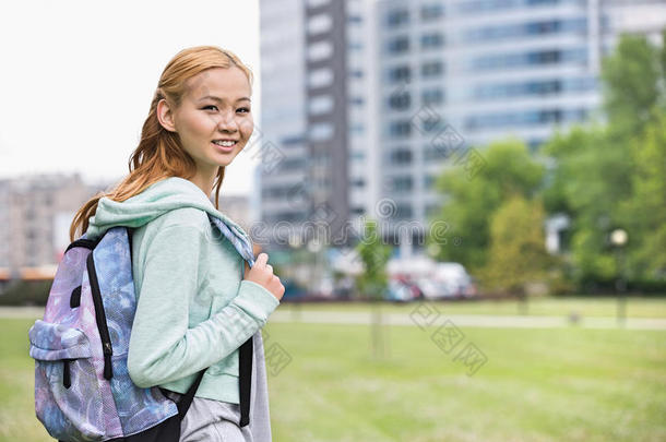 大学校园里背着背包的快乐女青年画像
