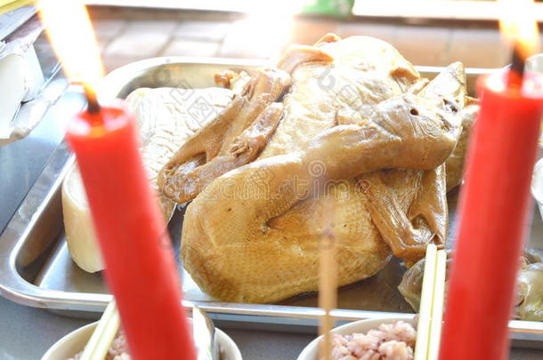 在中国文化中，蜡烛和香棒火为祭神献祭