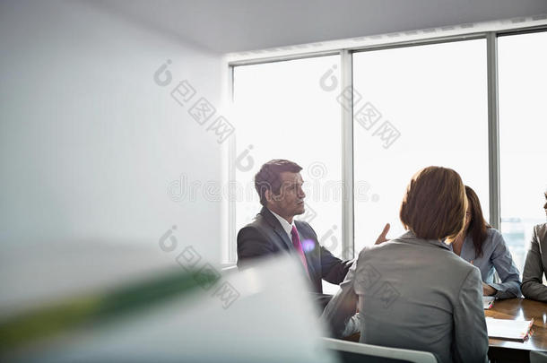 商人在会议室与女队讨论