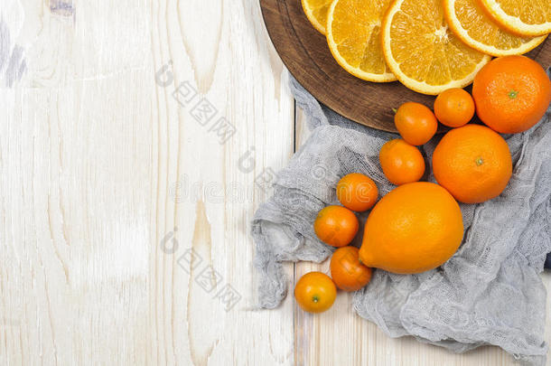 新鲜成熟的柑橘。 木制桌子上的<strong>柠檬</strong>、<strong>金橘</strong>和橘子