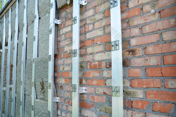 砖墙修复和岩棉或矿棉墙保温。 外墙保温-节能。