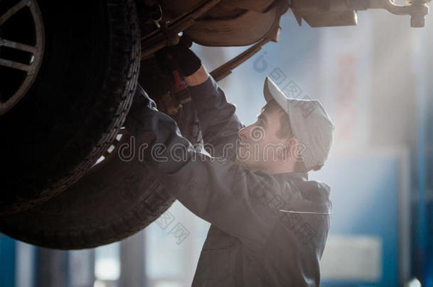 车库汽车服务-机械师检查变速器，关闭