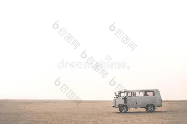 在奥尔洪岛的沙漠里和游客一起开车。 贝加尔湖，俄罗斯西伯利亚