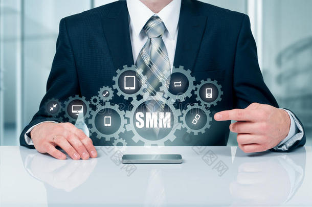 商业、技术、互联网和网络概念。 虚拟展示上的SMM-社交媒体营销。