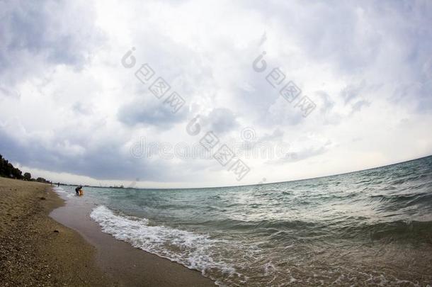 暴风雨前的爱琴海、海滩和天空都有云