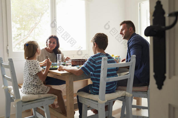 一家人在家一起吃饭