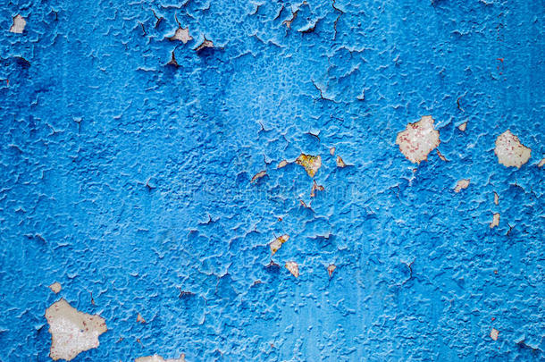 蓝色仓库门卫有剥落的油漆和污渍