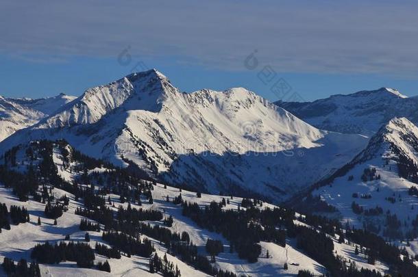 阿尔卑斯山地区伯尔尼语蓝色盖满
