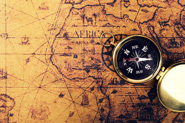 旧古董世界地图上的指南针和复制空间