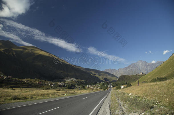 格鲁吉亚的军事道路在夏天，一段进入历史的旅程。