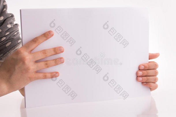 手拿着一张白色的白纸