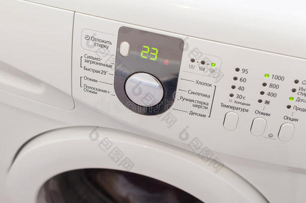 显示洗衣机。 现代家用洗衣机的宏观照片部分。