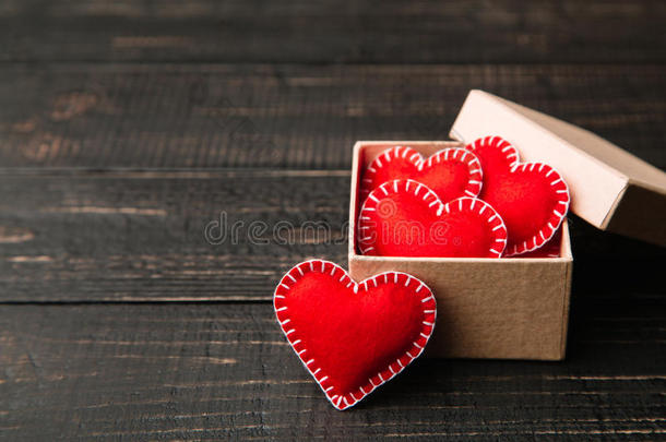 情人节礼物盒配有红色`心