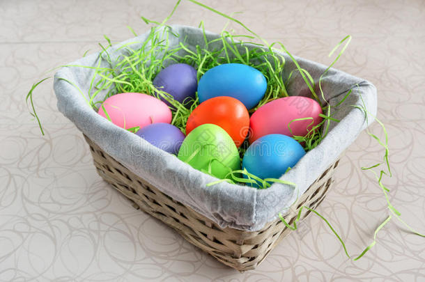 复活节柳条篮子，白板上有彩色鸡蛋。