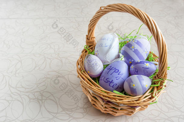 复活节柳条篮子，白板上有彩色鸡蛋。