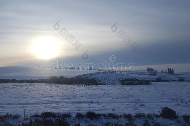 风景俄勒冈州和平的雪日落