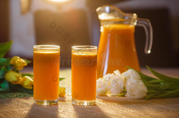 新鲜饮料，果汁，沙棘，橙色透明眼镜