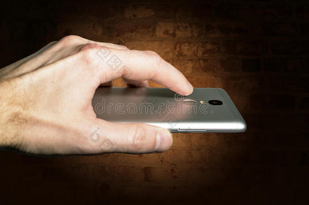 手指触摸智能手机上的指纹扫描仪