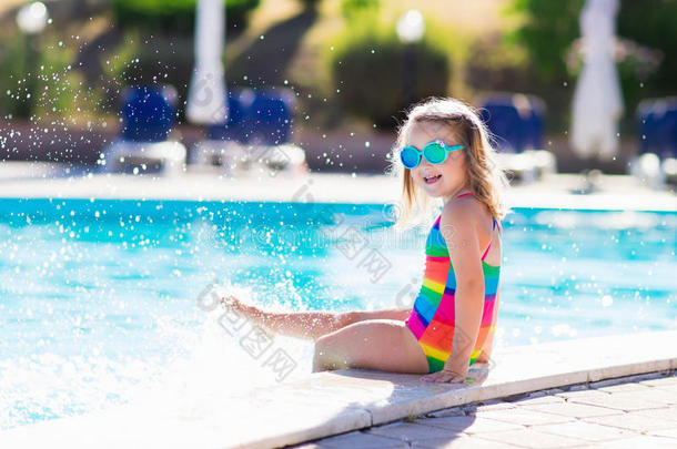 暑假在游泳池里的孩子