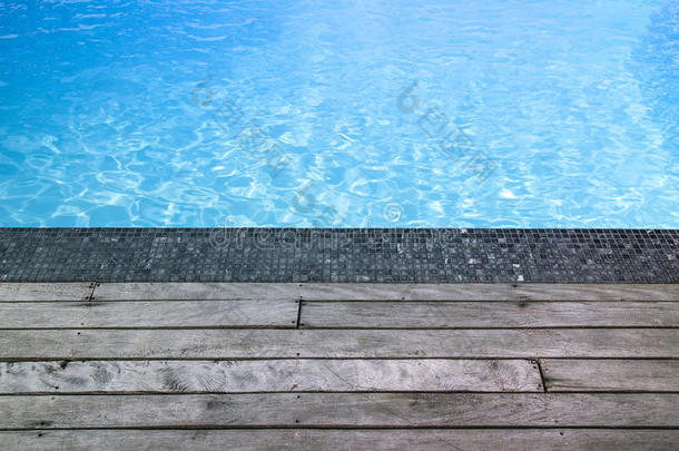<strong>蓝色</strong>游泳池暑假和木制甲板