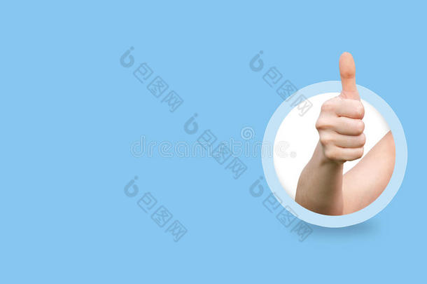 手显示拇指向上的手势。
