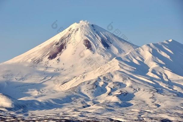 美丽的冬季火山景观