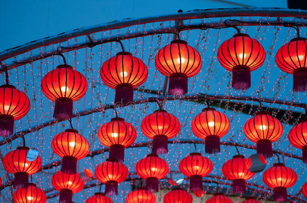 五颜六色的红色中国<strong>灯笼</strong>为新年而<strong>发光</strong>。