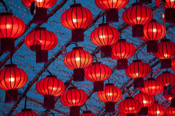 五颜六色的红色中国<strong>灯笼</strong>为新年而<strong>发光</strong>。