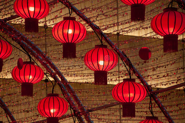 五颜六色的红色中国灯笼为新年而发光。
