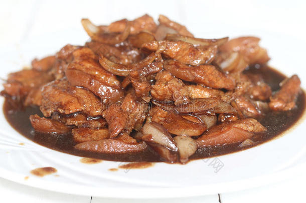亚洲风格的猪肉肚深色酱油