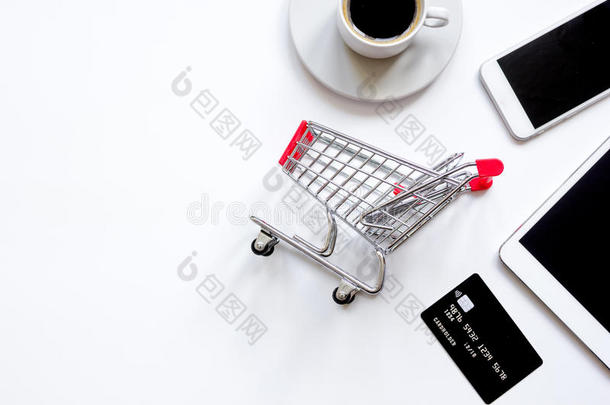 概念在线购物与智能手机在白色背景模拟